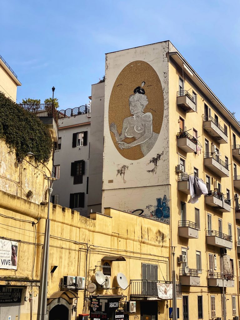 L’oval daurat de les preguntes – Nàpols